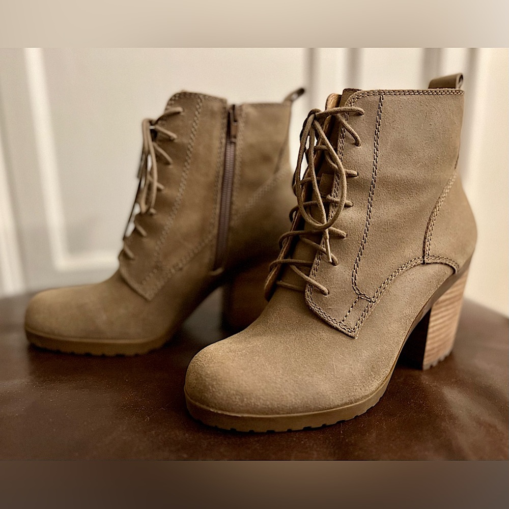 Women’s Lucky Brand Orsander Heeled Combat Boots/Booties, Sesame Size 7.5M.
